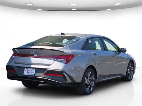 New 2025 Hyundai Elantra SEL image 10