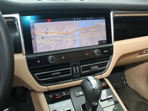 Certified 2022 Porsche Macan S image 18