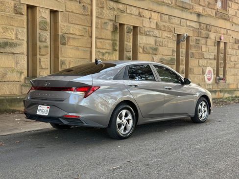 Used 2021 Hyundai Elantra SE FWD image 4