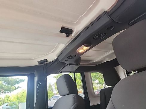 Used 2018 Jeep Wrangler Unlimited Sport S AWD/4WD image 17