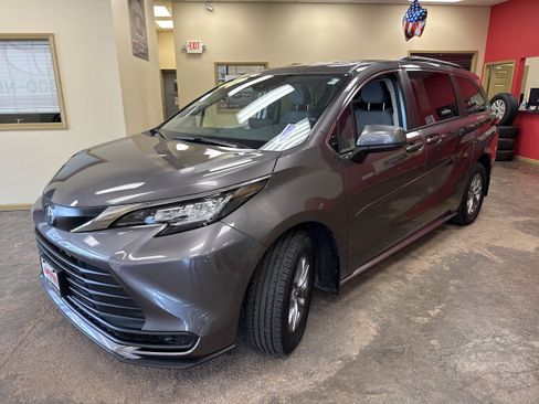 Used 2023 Toyota Sienna LE FWD image 20
