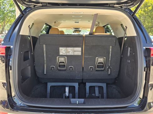 Used 2023 Kia Carnival EX image 13