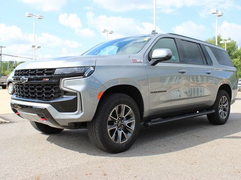 Used 2024 Chevrolet Suburban Z71 w/ Luxury Package AWD/4WD image 10