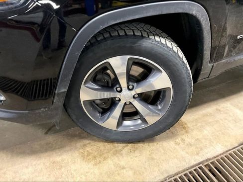 Used 2019 Jeep Cherokee Limited image 4