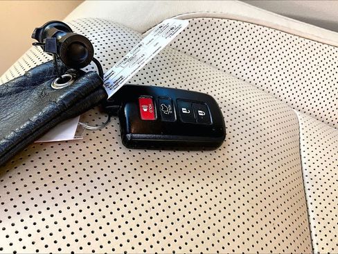 Used 2018 Toyota Highlander Limited FWD image 15