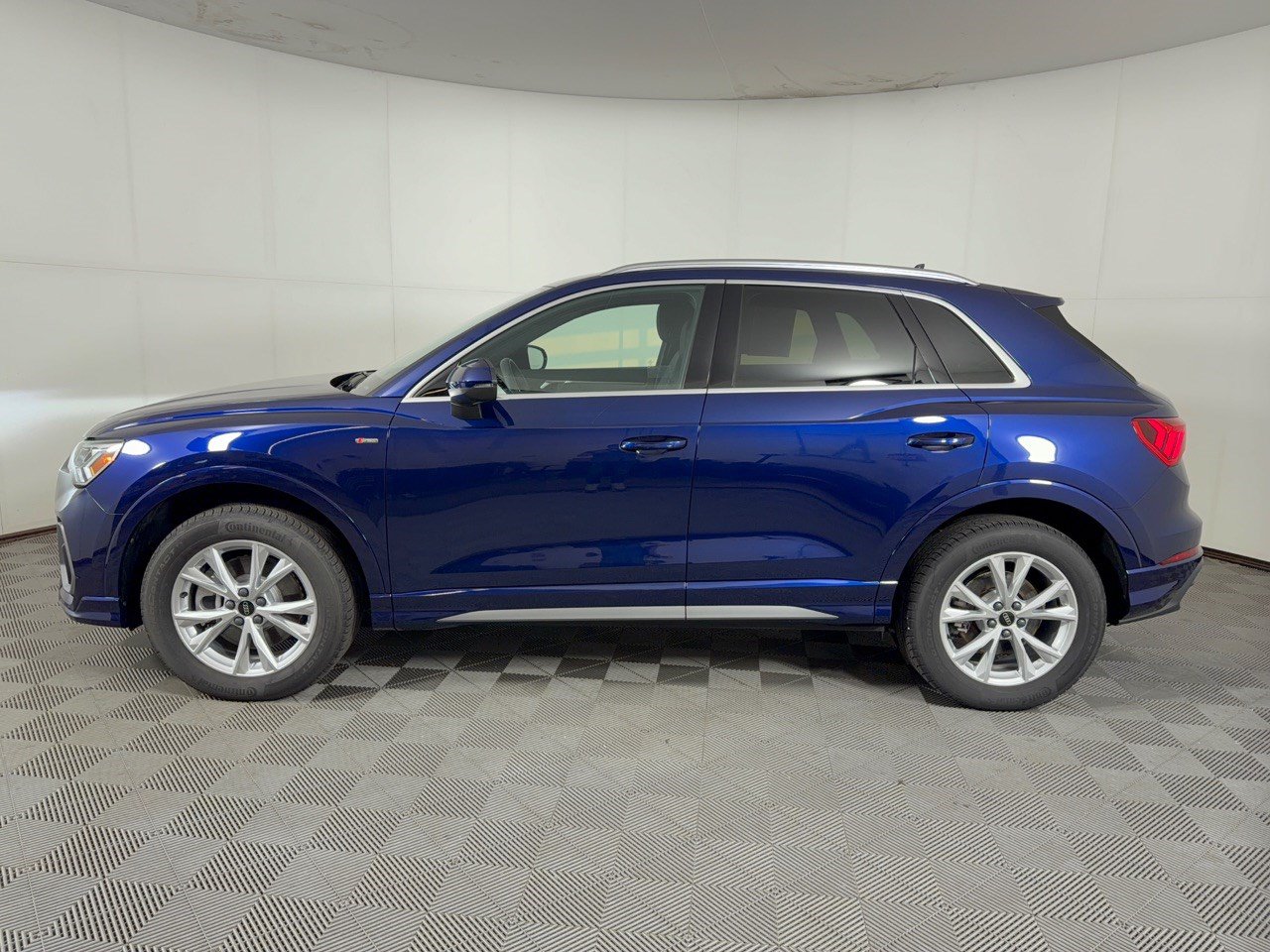 Used 2025 Audi Q3 2.0T Premium w/ Convenience Package AWD/4WD image 2