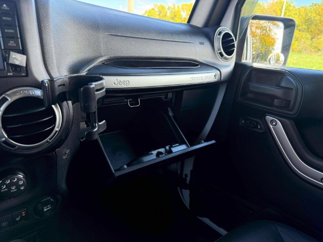 Used 2016 Jeep Wrangler Unlimited Rubicon w/ Connectivity Group AWD/4WD image 32
