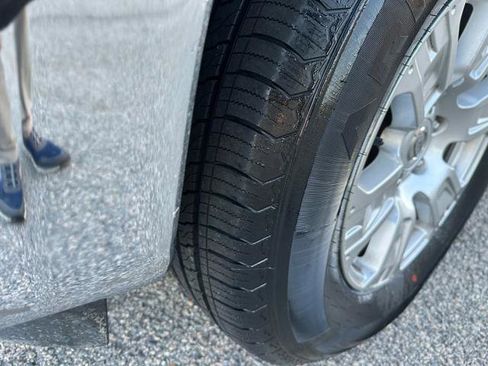 Used 2019 Nissan Titan SV image 38