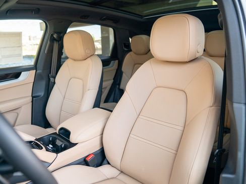 Certified 2025 Porsche Cayenne AWD/4WD image 5