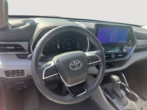 Used 2023 Toyota Highlander Limited FWD image 11