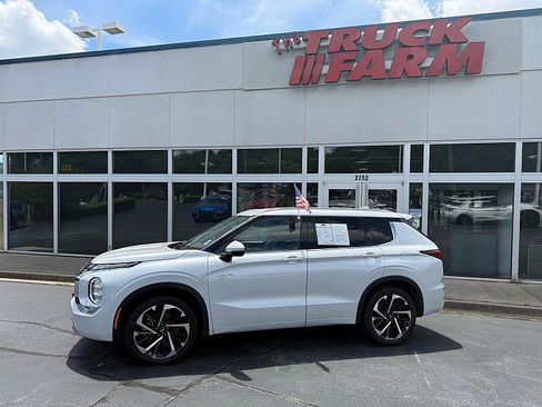 Used 2023 Mitsubishi Outlander SEL AWD/4WD image 2