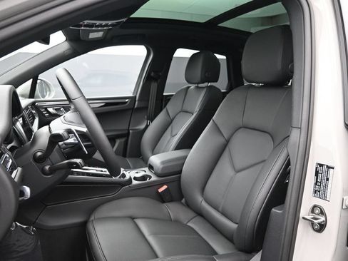 New 2026 Porsche Macan AWD/4WD image 5
