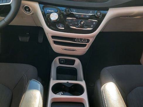 Used 2023 Chrysler Voyager LX image 15