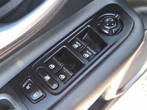 Used 2022 Jeep Renegade Latitude w/ Sun/Sound Group image 31