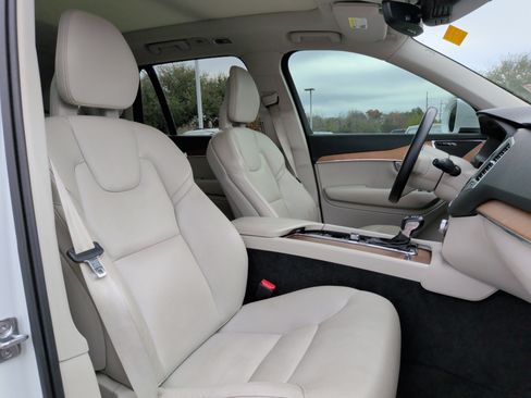 Used 2021 Volvo XC90 T6 Momentum w/ Climate Package image 35