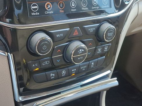 Used 2021 Jeep Grand Cherokee Limited AWD/4WD image 16