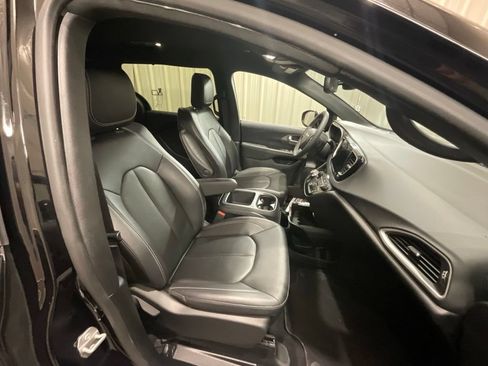 Used 2025 Chrysler Pacifica Select FWD image 13