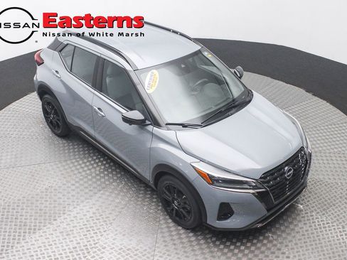 Used 2023 Nissan Kicks SR w/ SR Premium Package FWD image 3
