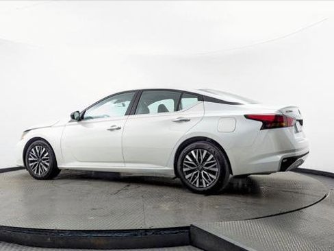 Used 2025 Nissan Altima 2.5 SV image 6