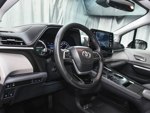 Used 2023 Toyota Sienna Limited image 19