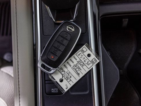 Used 2024 Nissan Pathfinder SL w/ Black Appearance Package AWD/4WD image 29