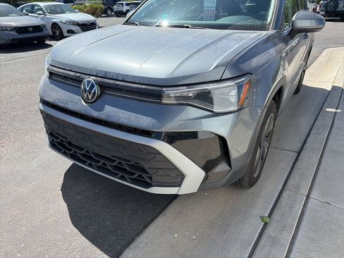 Used 2025 Volkswagen Taos SE AWD/4WD image 2