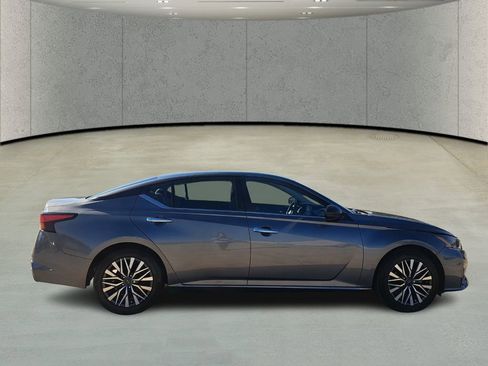 Used 2024 Nissan Altima 2.5 SV image 4