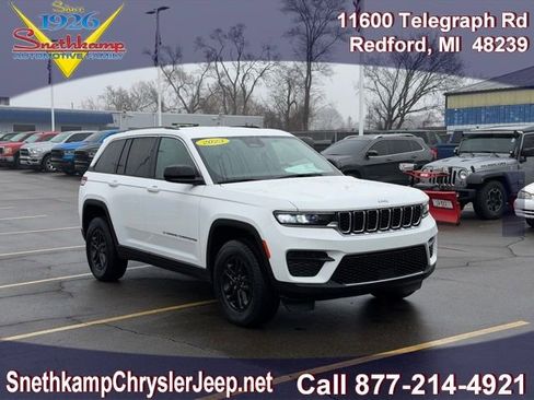 Used 2023 Jeep Grand Cherokee Laredo image 1