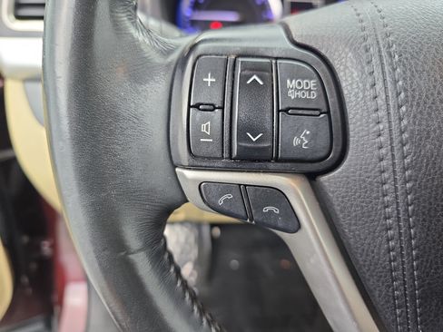 Used 2019 Toyota Highlander XLE FWD image 17