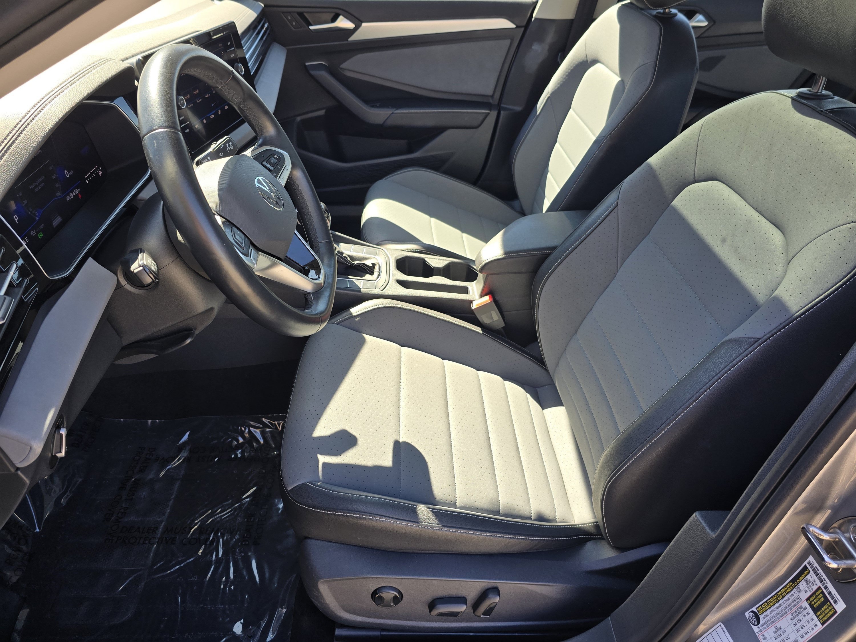 Used 2025 Volkswagen Jetta SE FWD image 32