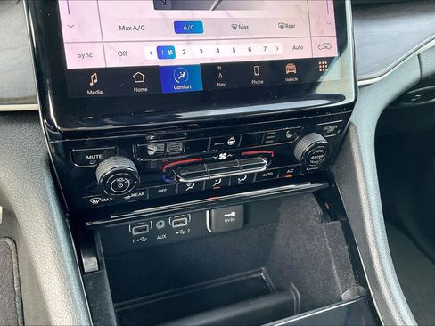 Certified 2022 Jeep Grand Cherokee Limited image 32