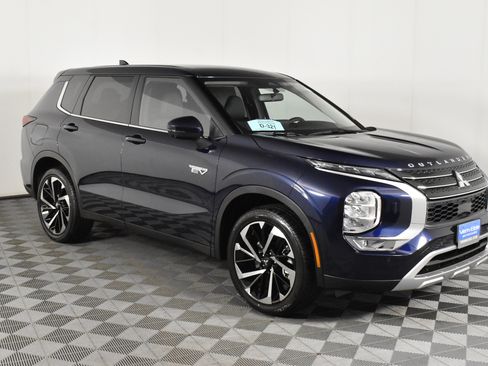 Used 2025 Mitsubishi Outlander SE image 4