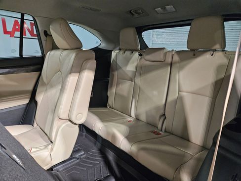 Used 2023 Toyota Highlander Limited AWD/4WD image 39
