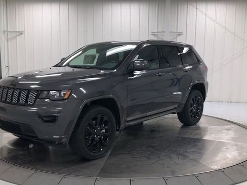 Used 2019 Jeep Grand Cherokee Altitude AWD/4WD image 4