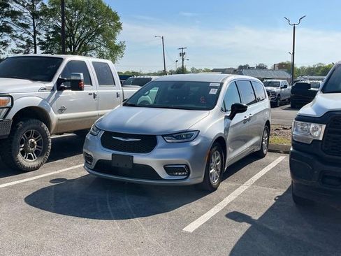 Used 2024 Chrysler Pacifica Touring-L image 7