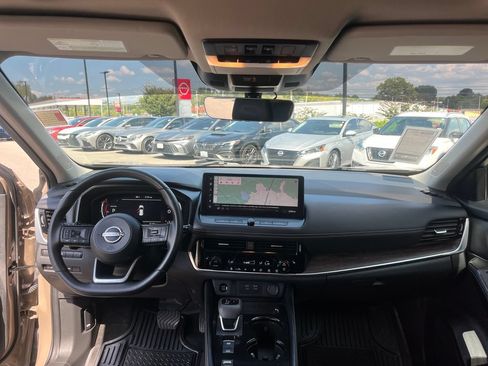 Used 2024 Nissan Rogue Platinum FWD image 21