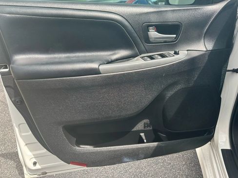 Used 2017 Toyota Sienna SE image 10