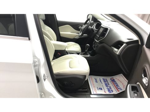 Used 2018 Jeep Cherokee Overland w/ Technology Group AWD/4WD image 24