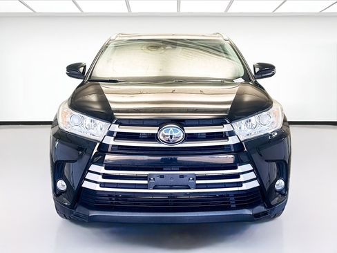 Used 2017 Toyota Highlander XLE image 2