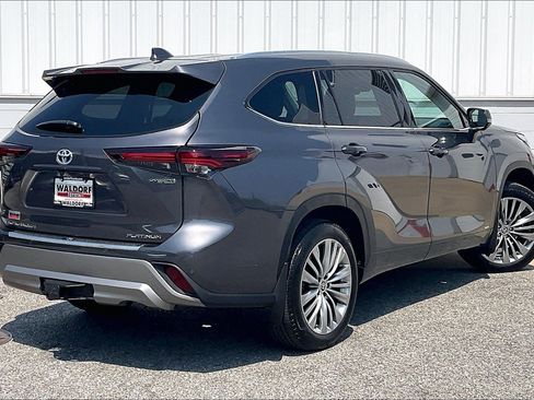 Used 2024 Toyota Highlander Platinum AWD/4WD image 17