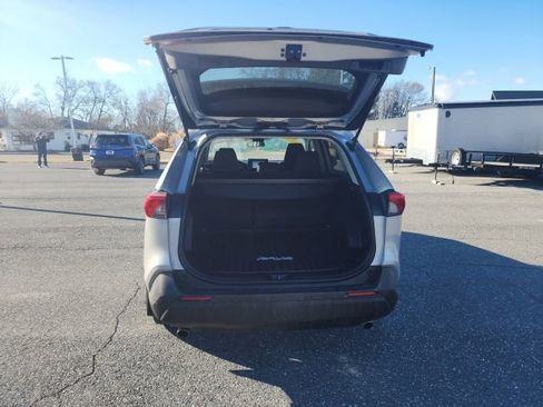 Used 2020 Toyota RAV4 LE image 8