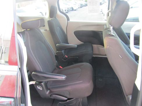 Used 2022 Chrysler Voyager LX FWD image 12