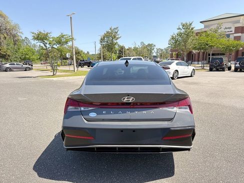 Used 2024 Hyundai Elantra SEL w/ Convenience Package image 4