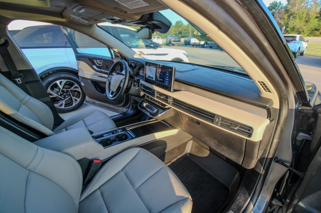 Used 2025 Lincoln Corsair AWD w/ Equipment Group 101A image 17