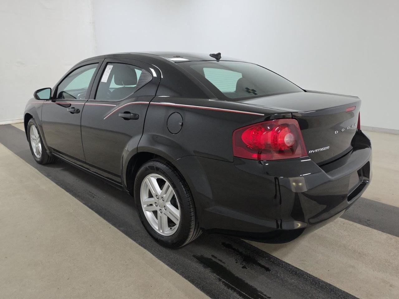 Used 2013 Dodge Avenger SXT FWD image 2
