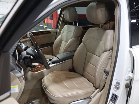 Used 2013 Mercedes-Benz GL 550 4MATIC image 37