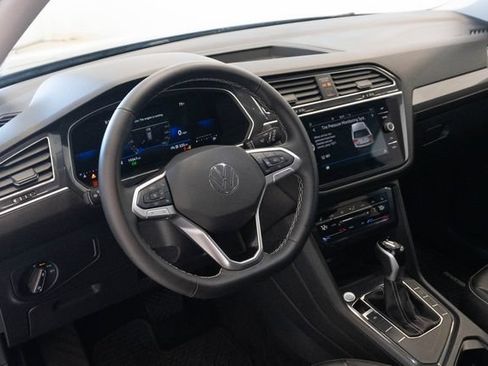 Used 2024 Volkswagen Tiguan SE FWD image 3