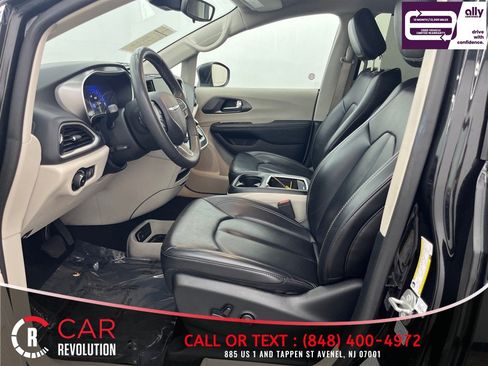 Used 2023 Chrysler Pacifica Touring-L FWD image 13