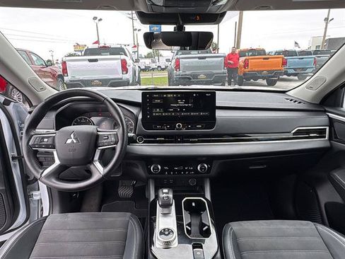 Used 2025 Mitsubishi Outlander SE FWD image 19
