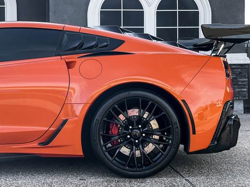 Used 2019 Chevrolet Corvette Z06 RWD image 3